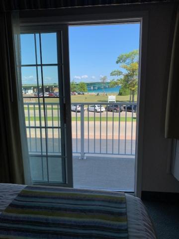 Parkside Inn Bridgeview Макино Сити Екстериор снимка