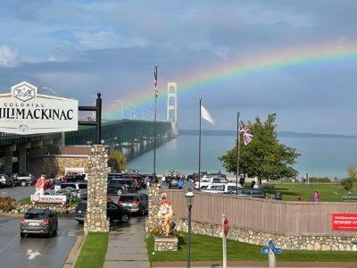 Parkside Inn Bridgeview Макино Сити Екстериор снимка