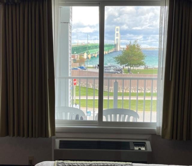 Parkside Inn Bridgeview Макино Сити Екстериор снимка