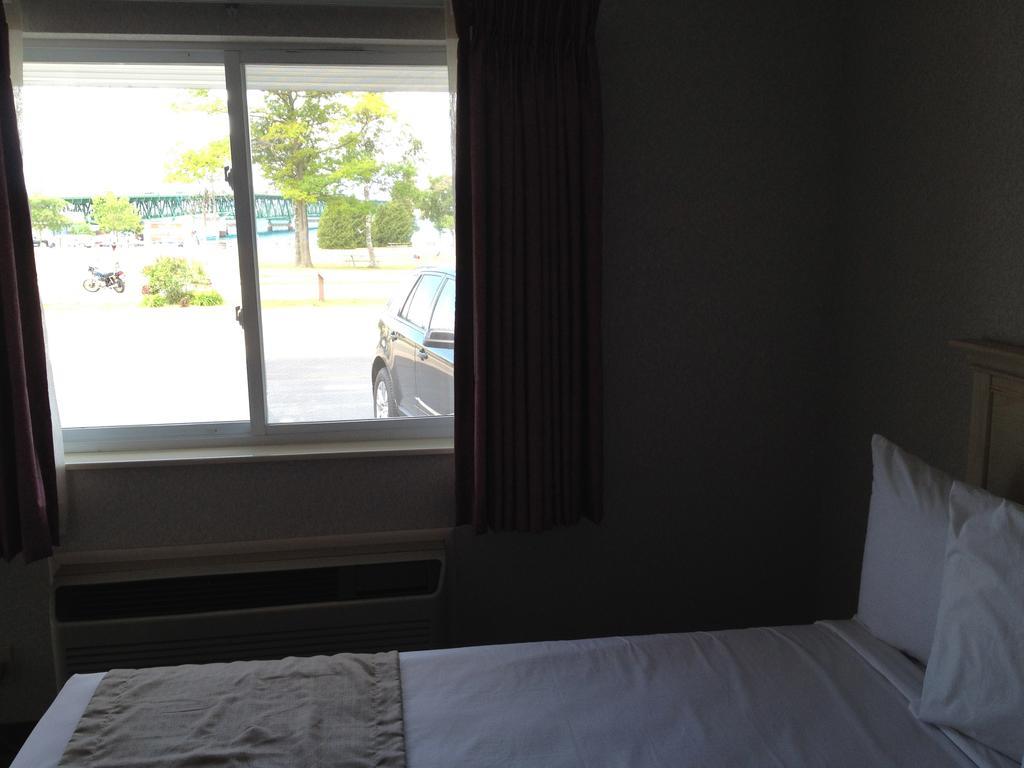 Parkside Inn Bridgeview Макино Сити Екстериор снимка